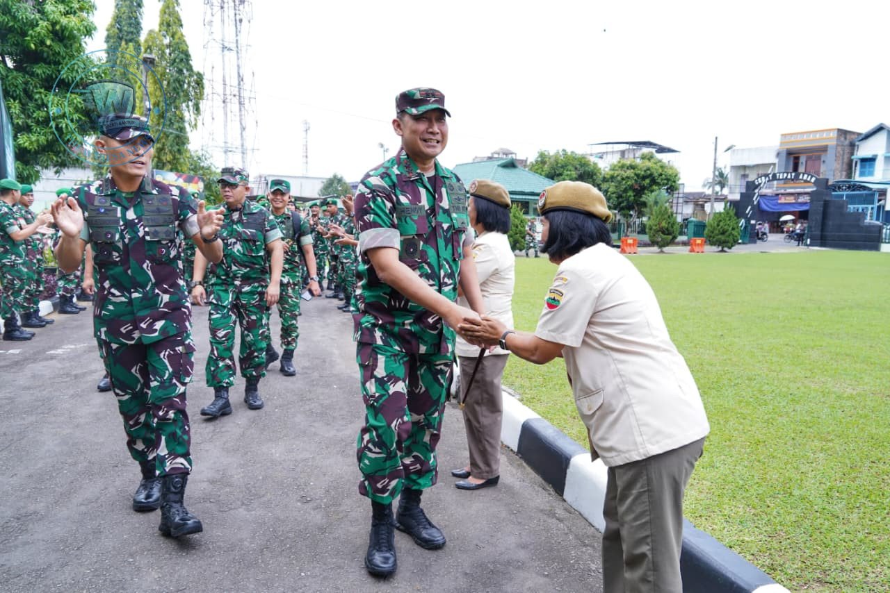 Pangdam I/BB Mayjen TNI Hendy Antariksa didampingi Kakomlekdam I/BB saat meninjau alat komunikasi militer di Markas Komlekdam I/BB Medan. - thewasesanews.com