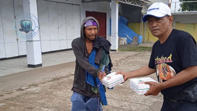 Kepala Bidang Sosial DPP FWJI Iin Warsinah bersama tim Gakorpan dan Gapta TV saat membagikan nasi box Jumat Berkah di Ciampea Bogor. - thewasesanews.com