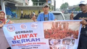 Aksi Sosial Jumat Berkah FWJ Indonesia Gakorpan dan Gapta TV Bagikan Nasi Box di Ciampea Bogor. - thewasesanews.com