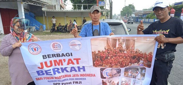 Aksi Sosial Jumat Berkah FWJ Indonesia Gakorpan dan Gapta TV Bagikan Nasi Box di Ciampea Bogor. - thewasesanews.com