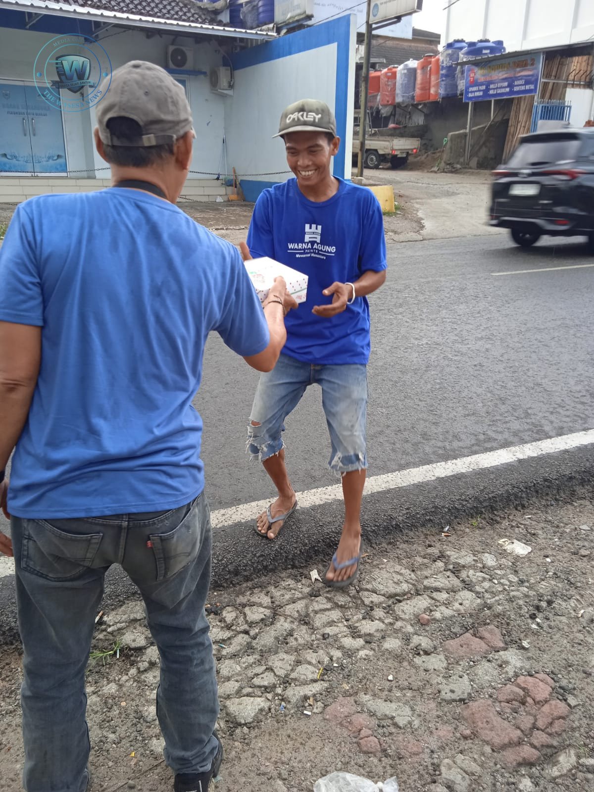 Kepala Bidang Sosial DPP FWJI Iin Warsinah bersama tim Gakorpan dan Gapta TV saat membagikan nasi box Jumat Berkah di Ciampea Bogor. - thewasesanews.com