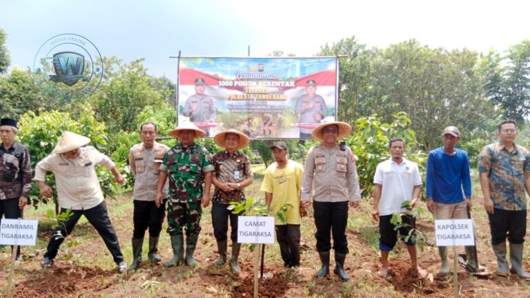 Kapolsek Tigaraksa AKP I Made Artana bersama Camat dan Danramil saat menanam pohon di Desa Sodong Kabupaten Tangerang. - thewasesanews.com