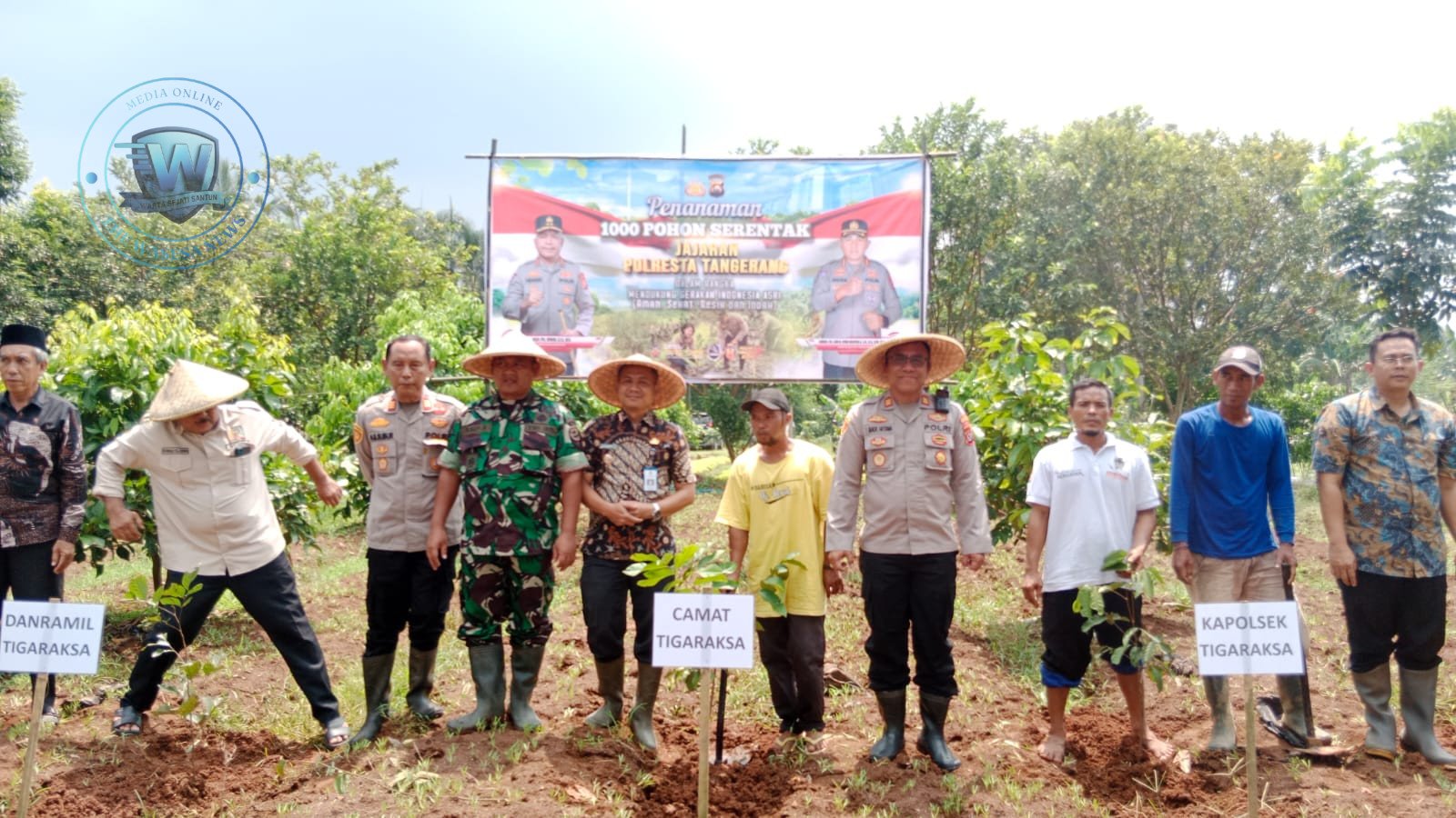 Kapolsek Tigaraksa AKP I Made Artana bersama Camat dan Danramil saat menanam pohon di Desa Sodong Kabupaten Tangerang. - thewasesanews.com