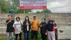 Kuasa Hukum Pasang Plang Penegasan Kepemilikan Tanah Umar Hasi di Betungan Bengkulu Berdasarkan Dokumen Sah. - thewasesanews.com