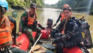 Personel Posal Gebang Lanal Cirebon bersama Tim SAR Gabungan saat mengevakuasi korban tenggelam di Sungai Cisanggarung Cirebon. - thewasesanews.com