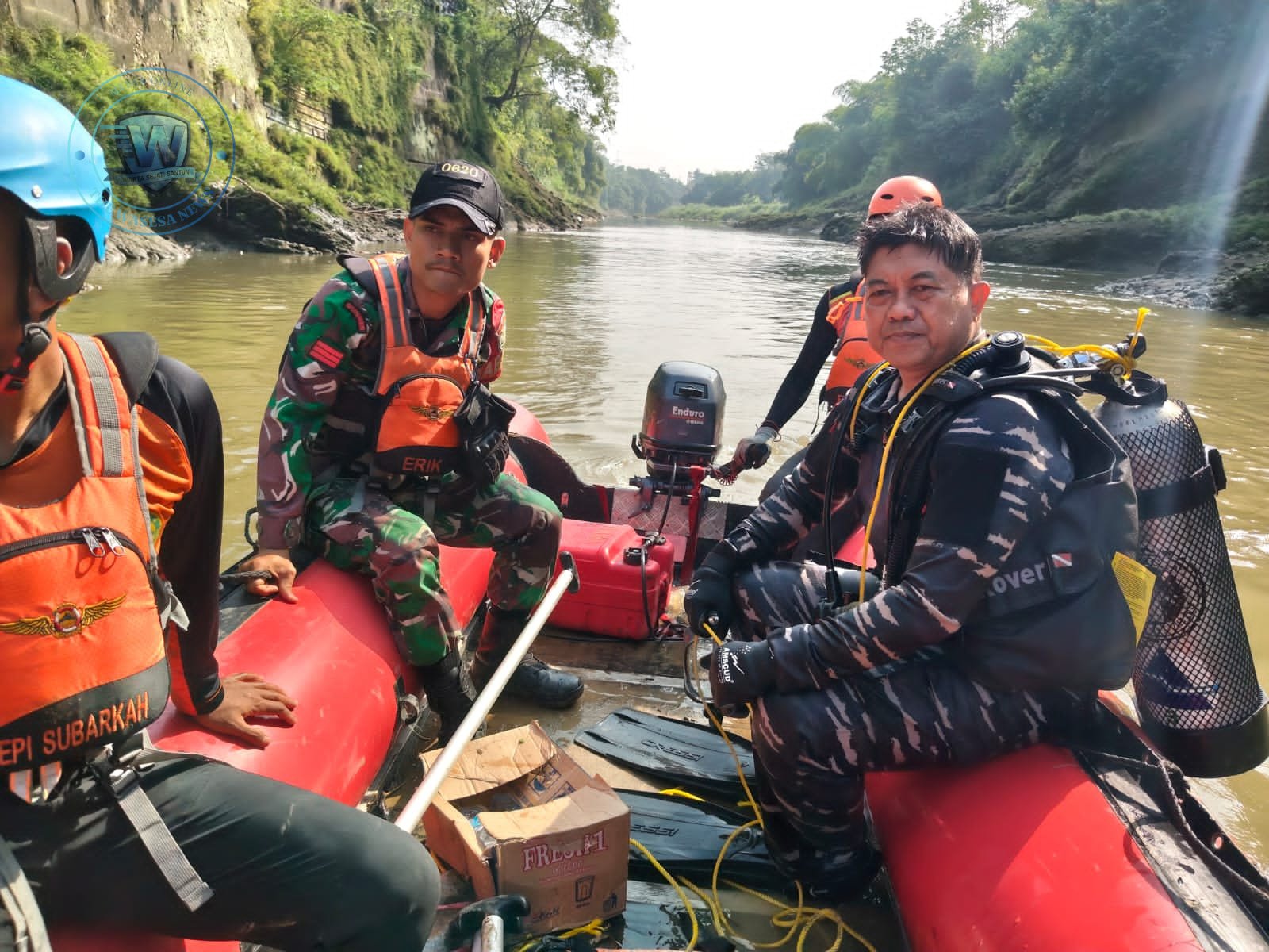 Personel Posal Gebang Lanal Cirebon bersama Tim SAR Gabungan saat mengevakuasi korban tenggelam di Sungai Cisanggarung Cirebon. - thewasesanews.com