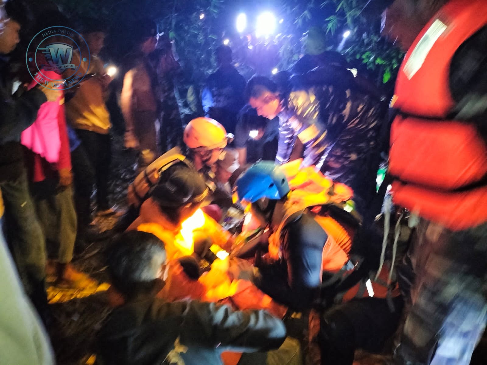 Aksi Sigap Prajurit TNI AL Posal Gebang Lanal Cirebon Evakuasi Korban Tenggelam di Sungai Cisanggarung. - thewasesanews.com
