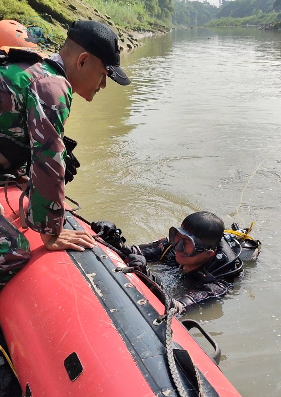 Personel Posal Gebang Lanal Cirebon bersama Tim SAR Gabungan saat mengevakuasi korban tenggelam di Sungai Cisanggarung Cirebon. - thewasesanews.com