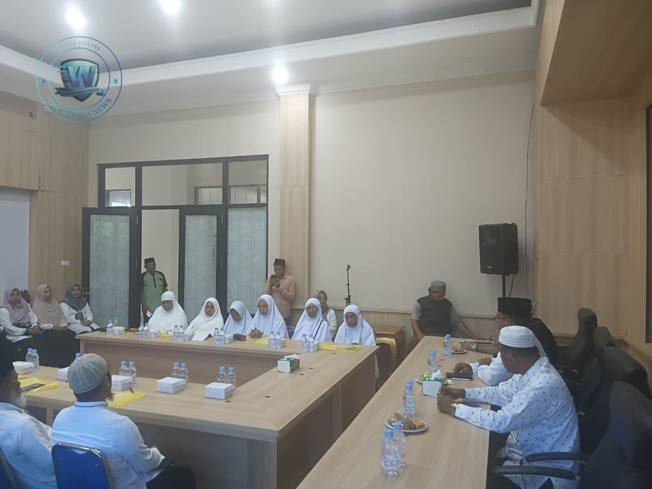 Suasana kegiatan pembukaan pembinaan manasik haji 2026 oleh Staf Ahli Bupati Halteng Dr La Samida Kurupunda di ruang rapat Bupati. - thewasesanews.com