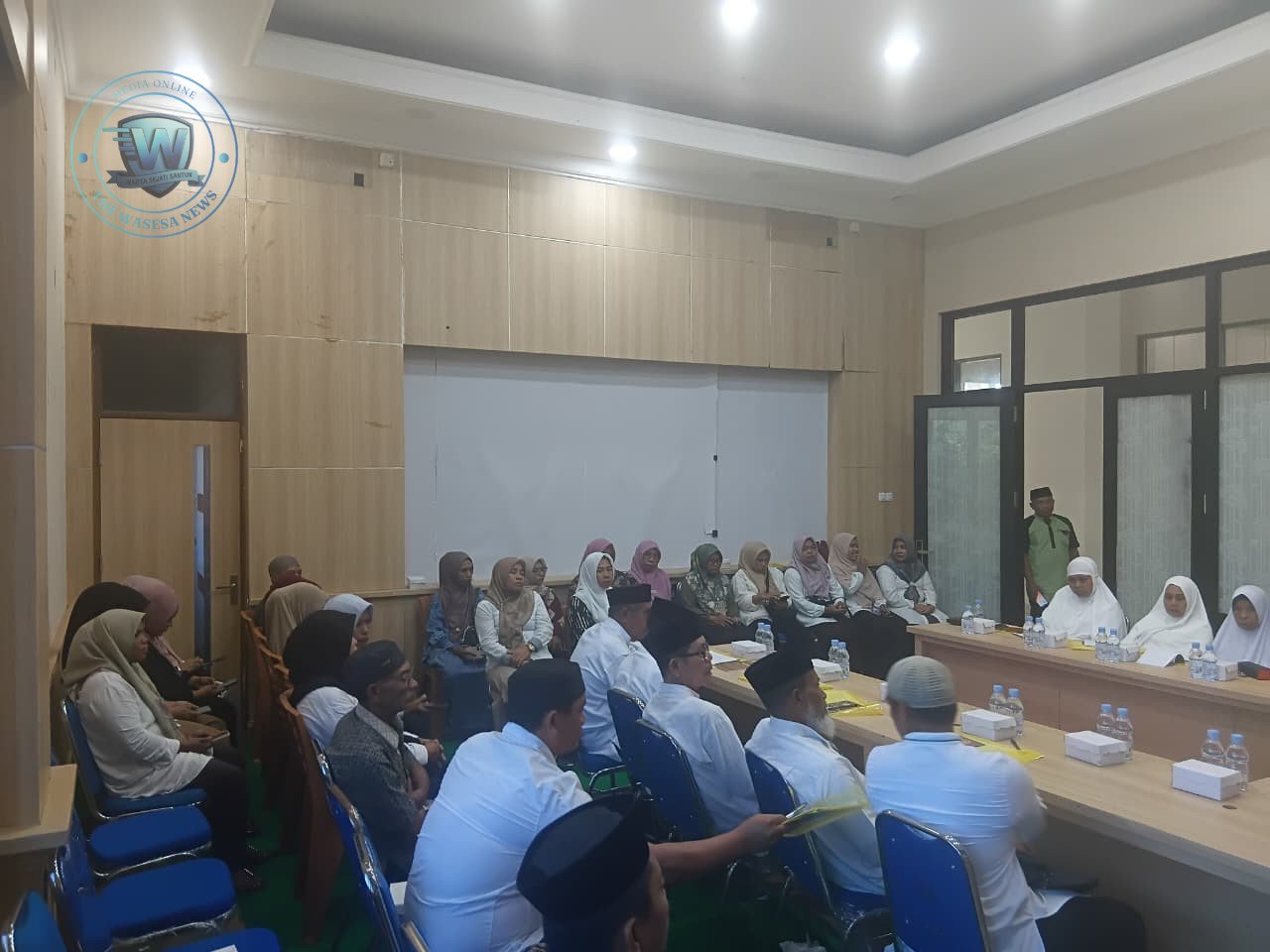 Suasana kegiatan pembukaan pembinaan manasik haji 2026 oleh Staf Ahli Bupati Halteng Dr La Samida Kurupunda di ruang rapat Bupati. - thewasesanews.com