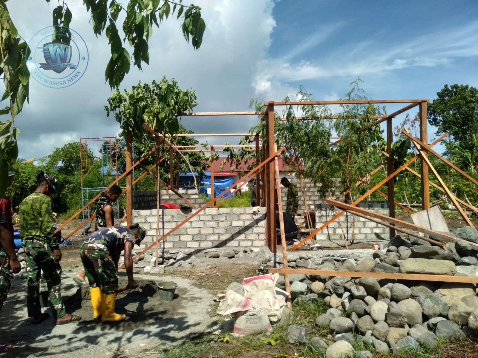 Personel Satgas TMMD ke-128 Kodim 1801/Manokwari saat melaksanakan pemasangan dinding rumah program RTLH di Kampung Tanah Rubuh Manokwari Utara. - thewasesanews.com