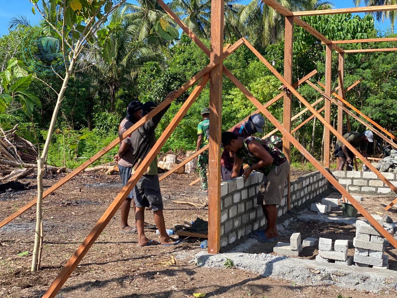 Personel Satgas TMMD ke-128 Kodim 1801/Manokwari saat melaksanakan pemasangan dinding rumah program RTLH di Kampung Tanah Rubuh Manokwari Utara. - thewasesanews.com