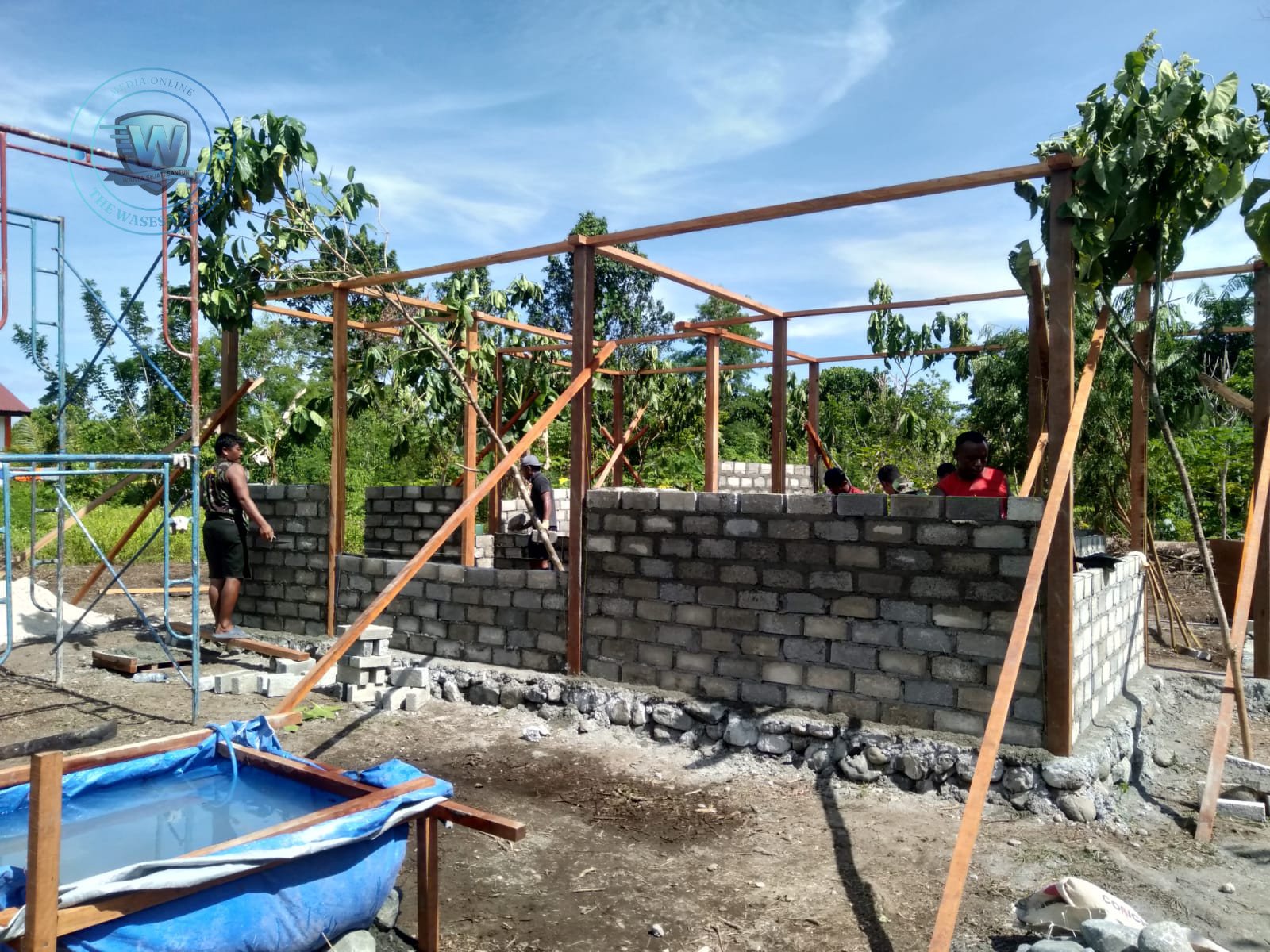 Personel Satgas TMMD ke-128 Kodim 1801/Manokwari saat melaksanakan pemasangan dinding rumah program RTLH di Kampung Tanah Rubuh Manokwari Utara. - thewasesanews.com