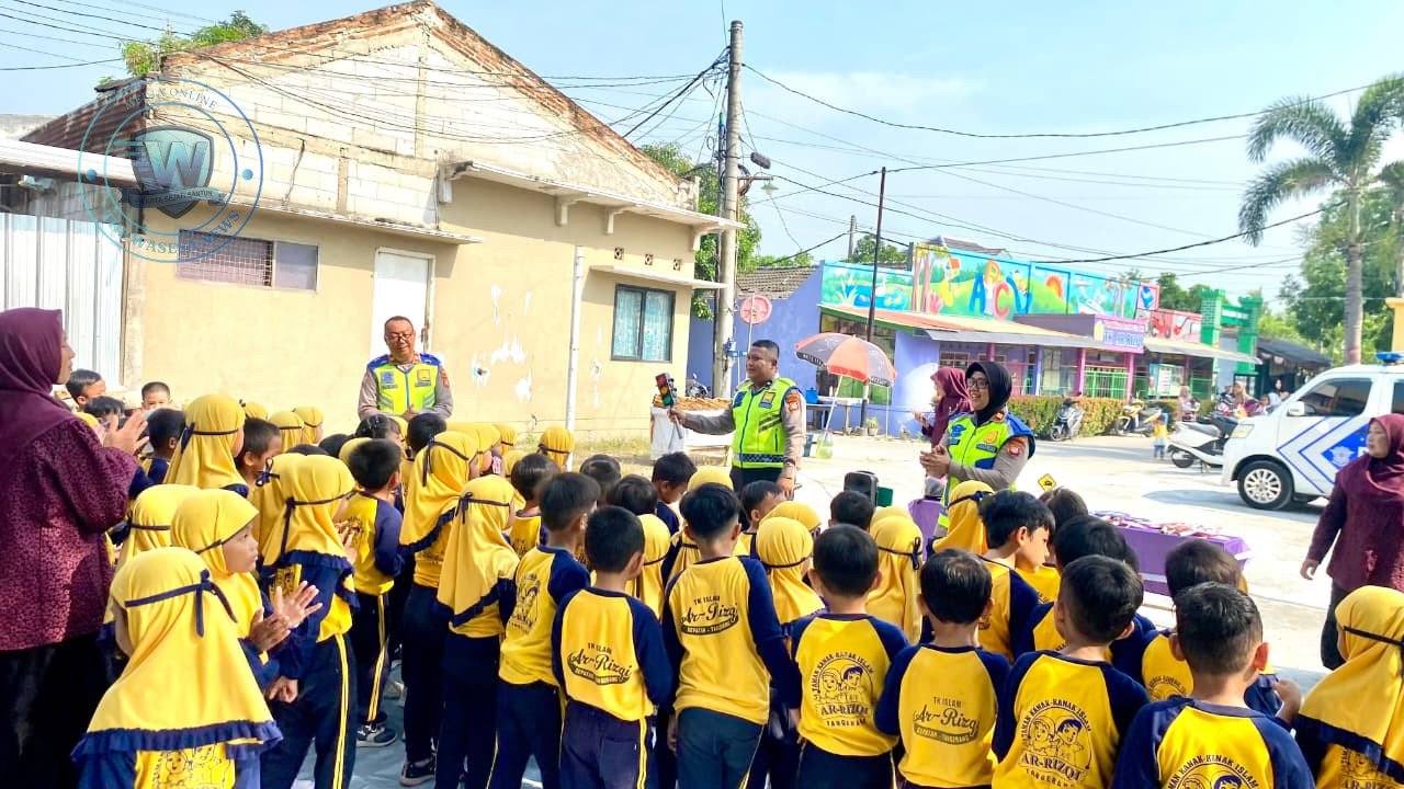 Personel Satlantas Polres Metro Tangerang Kota saat memberikan edukasi rambu lalu lintas kepada anak-anak TK Ar Rizqi Sepatan dalam kegiatan Polsanak. - thewasesanews.com