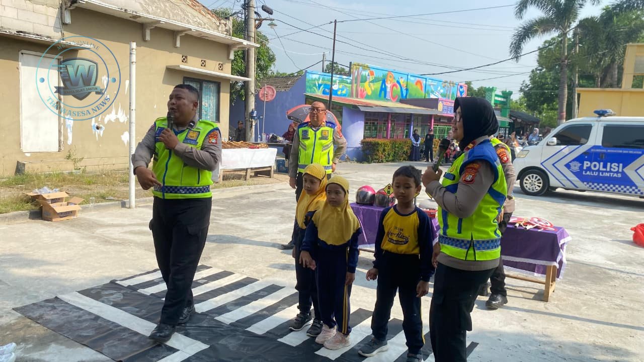 Personel Satlantas Polres Metro Tangerang Kota saat memberikan edukasi rambu lalu lintas kepada anak-anak TK Ar Rizqi Sepatan dalam kegiatan Polsanak. - thewasesanews.com