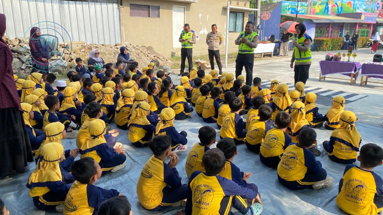 Personel Satlantas Polres Metro Tangerang Kota saat memberikan edukasi rambu lalu lintas kepada anak-anak TK Ar Rizqi Sepatan dalam kegiatan Polsanak. - thewasesanews.com