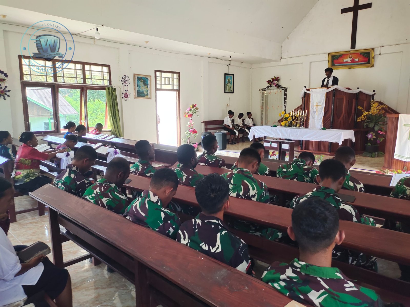 Personel Satgas TMMD ke-128 Kodim 1801/Manokwari saat melaksanakan ibadah Minggu bersama masyarakat di Gereja Jemaat GKI Imanuel Asai. - thewasessnews.com