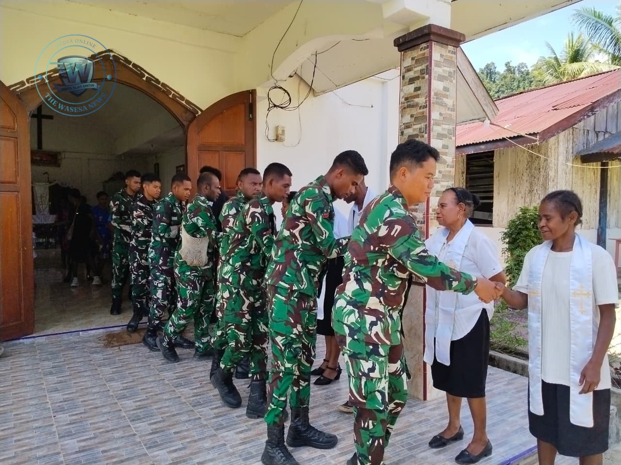 Personel Satgas TMMD ke-128 Kodim 1801/Manokwari saat melaksanakan ibadah Minggu bersama masyarakat di Gereja Jemaat GKI Imanuel Asai. - thewasesanews.com