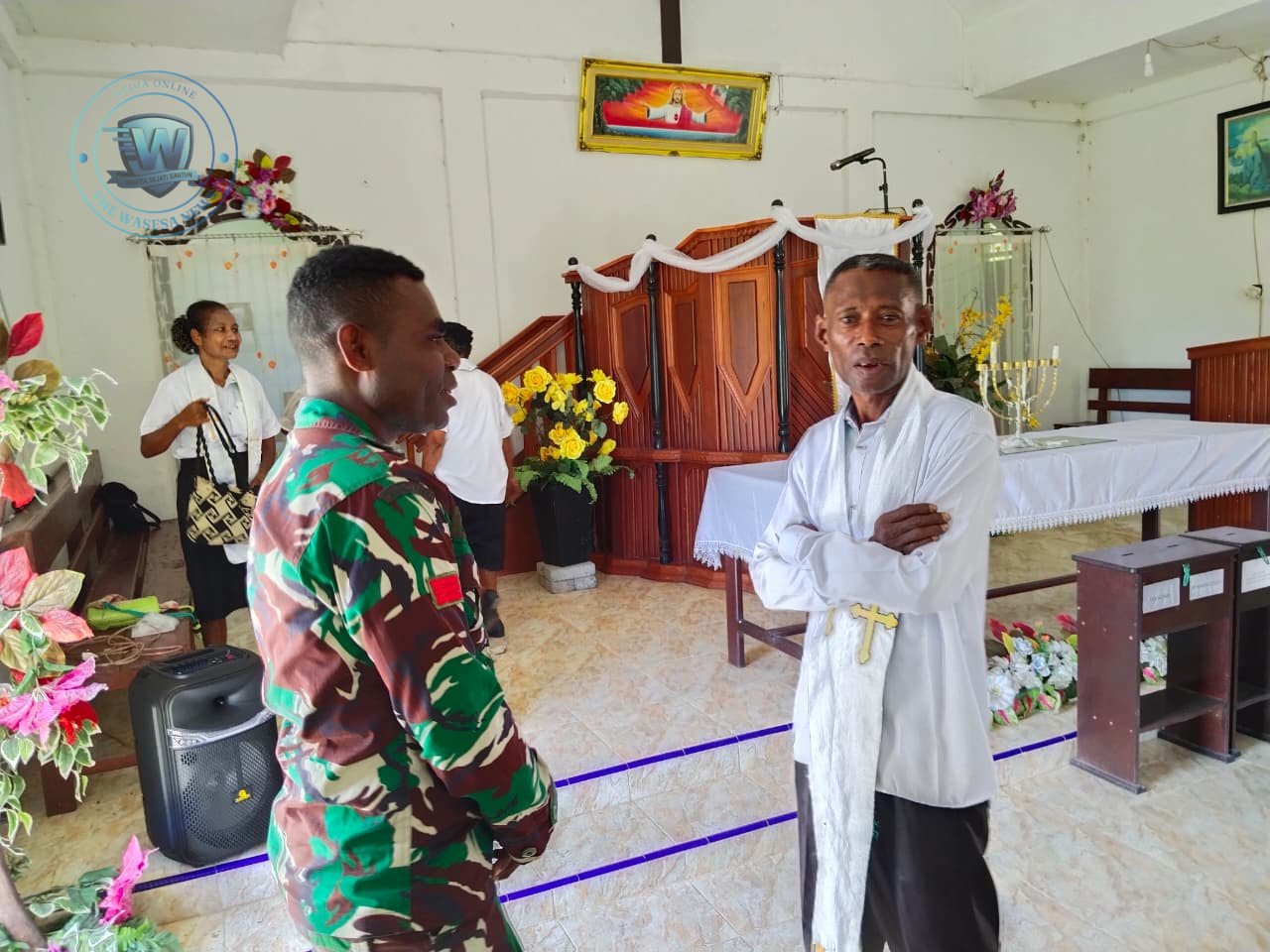 Personel Satgas TMMD ke-128 Kodim 1801/Manokwari saat melaksanakan ibadah Minggu bersama masyarakat di Gereja Jemaat GKI Imanuel Asai. - thewasesanees.com