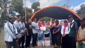 PGRI Halmahera Tengah Salurkan Bantuan Donasi Sembako bagi Warga Terdampak Konflik Sosial di Desa Sibenpopo Patani Barat. - thewasesanews.com