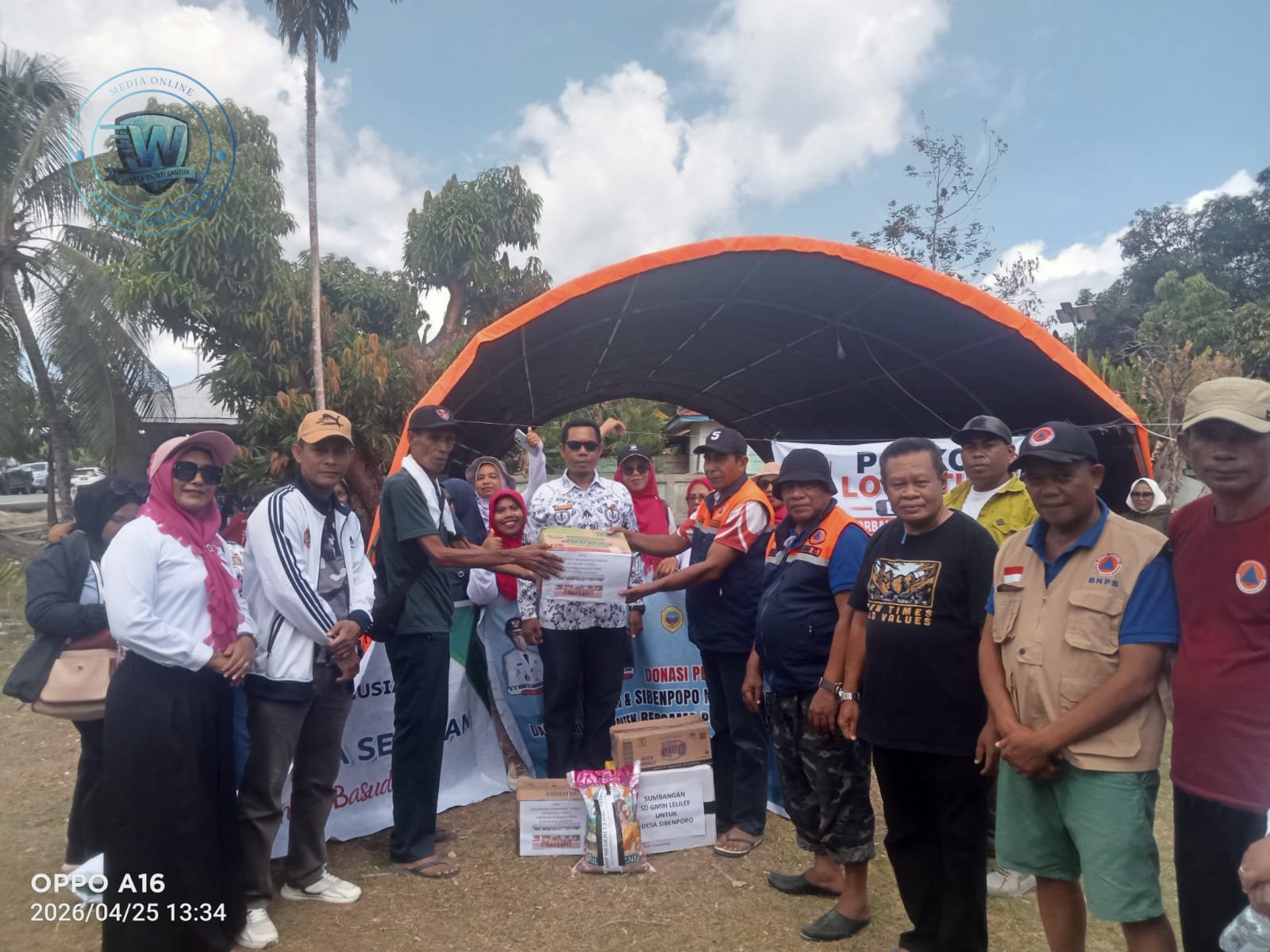 Ketua PGRI Halteng Sahril Taher saat menyerahkan bantuan logistik kepada Kepala BPBD Muhlis Tahir untuk warga terdampak bentrok Sibenpopo. - thewasesanews.com