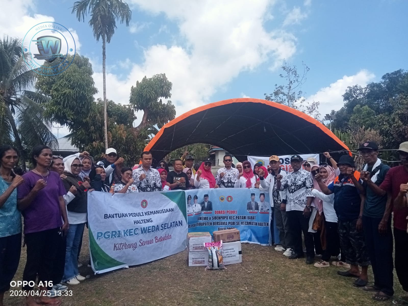 Ketua PGRI Halteng Sahril Taher saat menyerahkan bantuan logistik kepada Kepala BPBD Muhlis Tahir untuk warga terdampak bentrok Sibenpopo. - thewasesanews.com