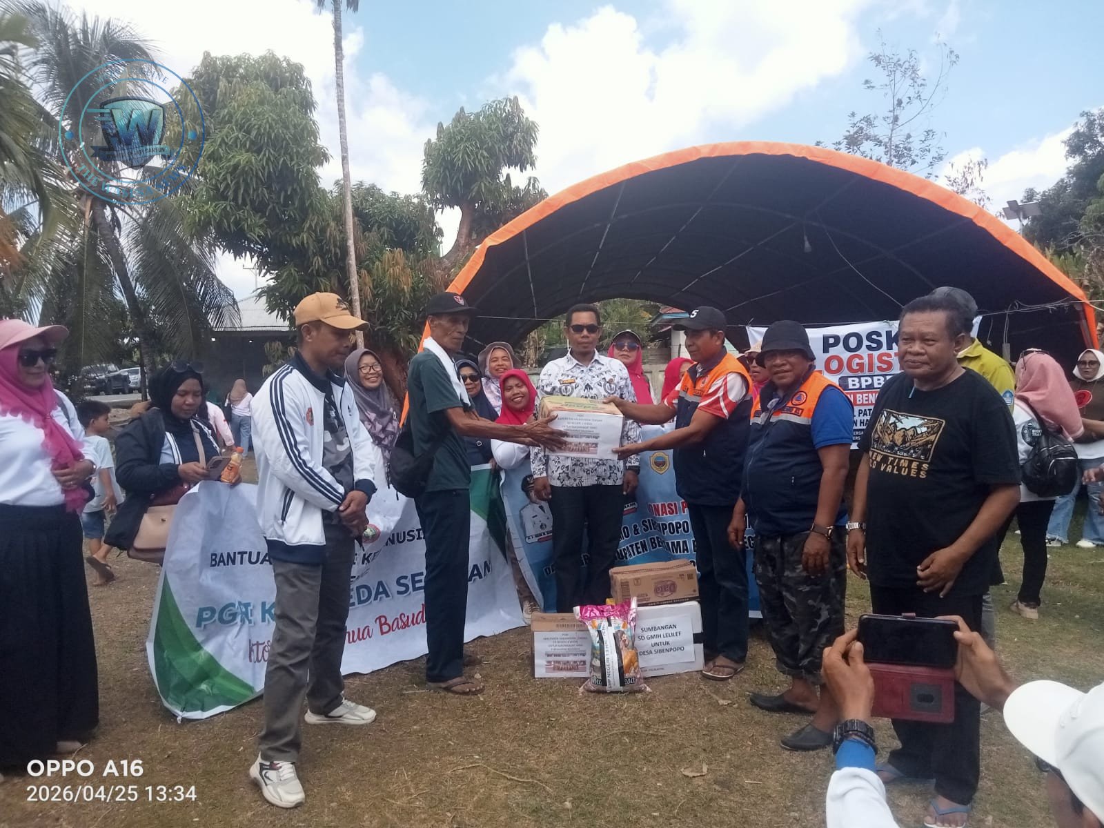 Ketua PGRI Halteng Sahril Taher saat menyerahkan bantuan logistik kepada Kepala BPBD Muhlis Tahir untuk warga terdampak bentrok Sibenpopo. -thewasesanews.com