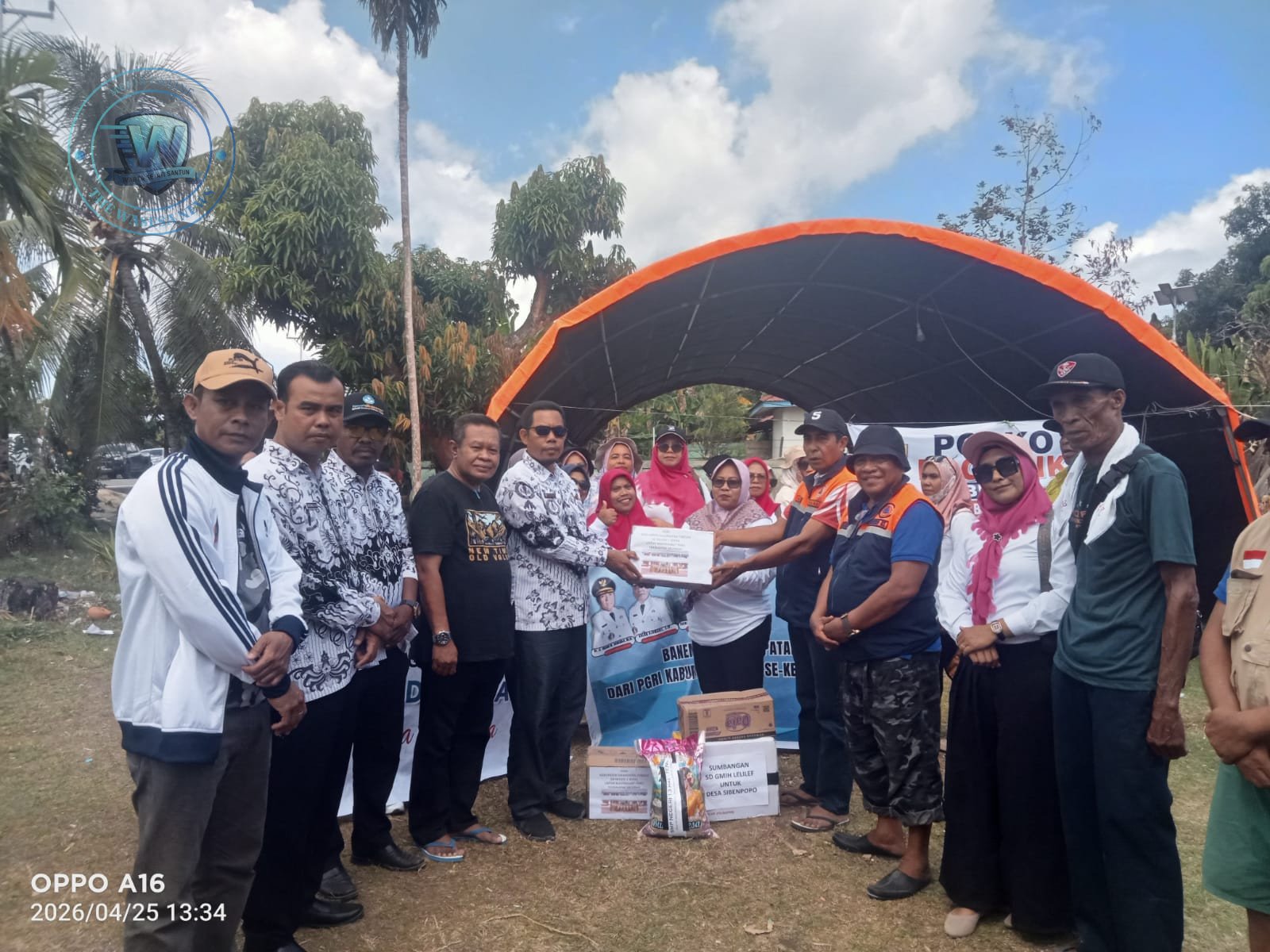 Ketua PGRI Halteng Sahril Taher saat menyerahkan bantuan logistik kepada Kepala BPBD Muhlis Tahir untuk warga terdampak bentrok Sibenpopo. - thewasesanews.com