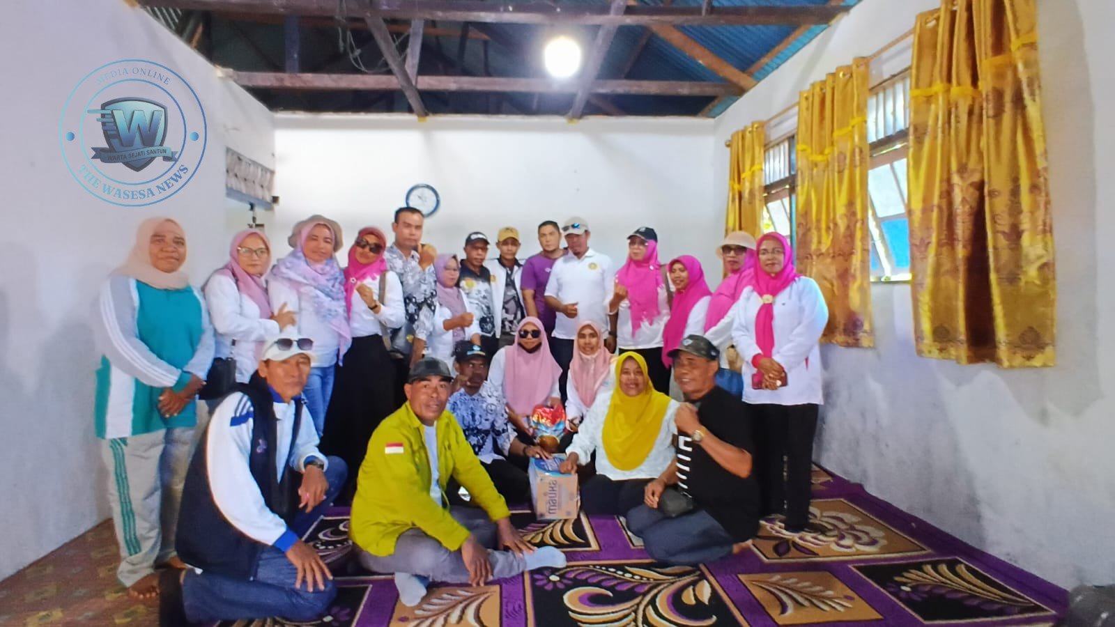 Ketua PGRI Halteng Sahril Taher saat menyerahkan bantuan sembako kepada keluarga korban serangan OTK di rumah duka Desa Banemo. - thewasesanews.com