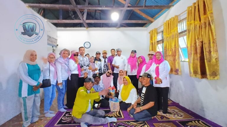Ketua PGRI Halmahera Tengah Sahril Taher Kunjungi Rumah Duka Korban OTK di Desa Banemo Patani Barat. - thewasesanews.com