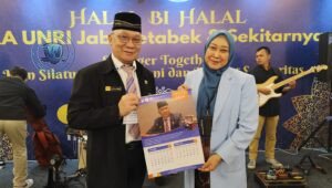 Rektor UNRI Prof Sri Indarti Perkuat Sinergi Alumni di Halal Bi Halal IKA UNRI Tangerang dan Terima Kalender PPWI Go To UN 2026. - thewasesanews.com