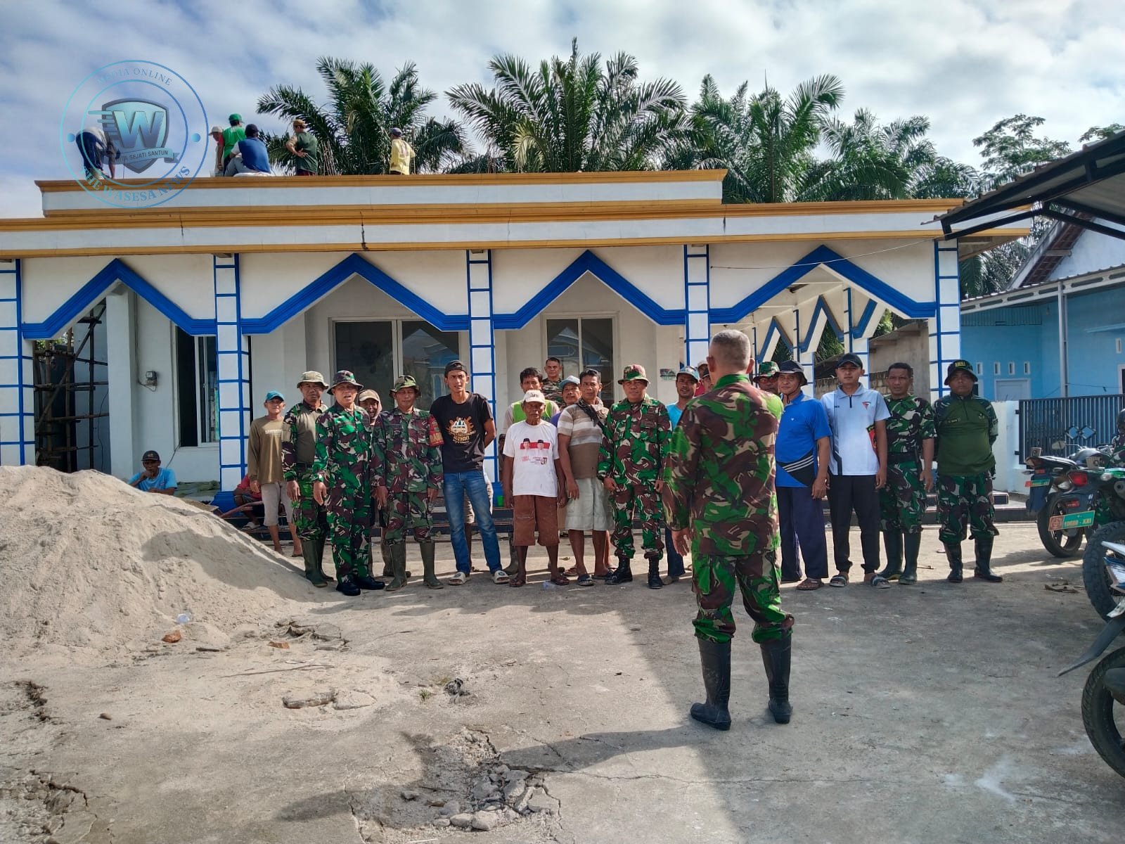 Danramil 411-04/Tmj Kapten Inf Sudarto bersama anggota dan warga saat gotong royong pengecoran Dak Mushola Nur Hidayah di Lampung Tengah. - thewasedanews.com