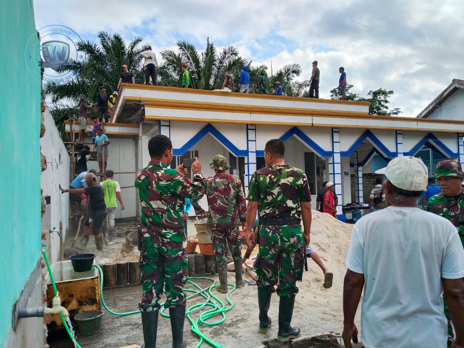 Danramil 411-04/Tmj Kapten Inf Sudarto bersama anggota dan warga saat gotong royong pengecoran Dak Mushola Nur Hidayah di Lampung Tengah. - thewasesanews.com