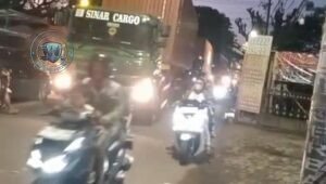 Jembatan Kalibaru Ambles Warga Sepatan Pakuhaji Geram Konvoi Truk Tanah dan Kontainer Masih Bebas Melintas. - thewasesanews.com