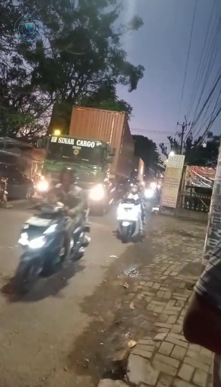 Jembatan Kalibaru Ambles Warga Sepatan Pakuhaji Geram Konvoi Truk Tanah dan Kontainer Masih Bebas Melintas. - thewasesanews.com