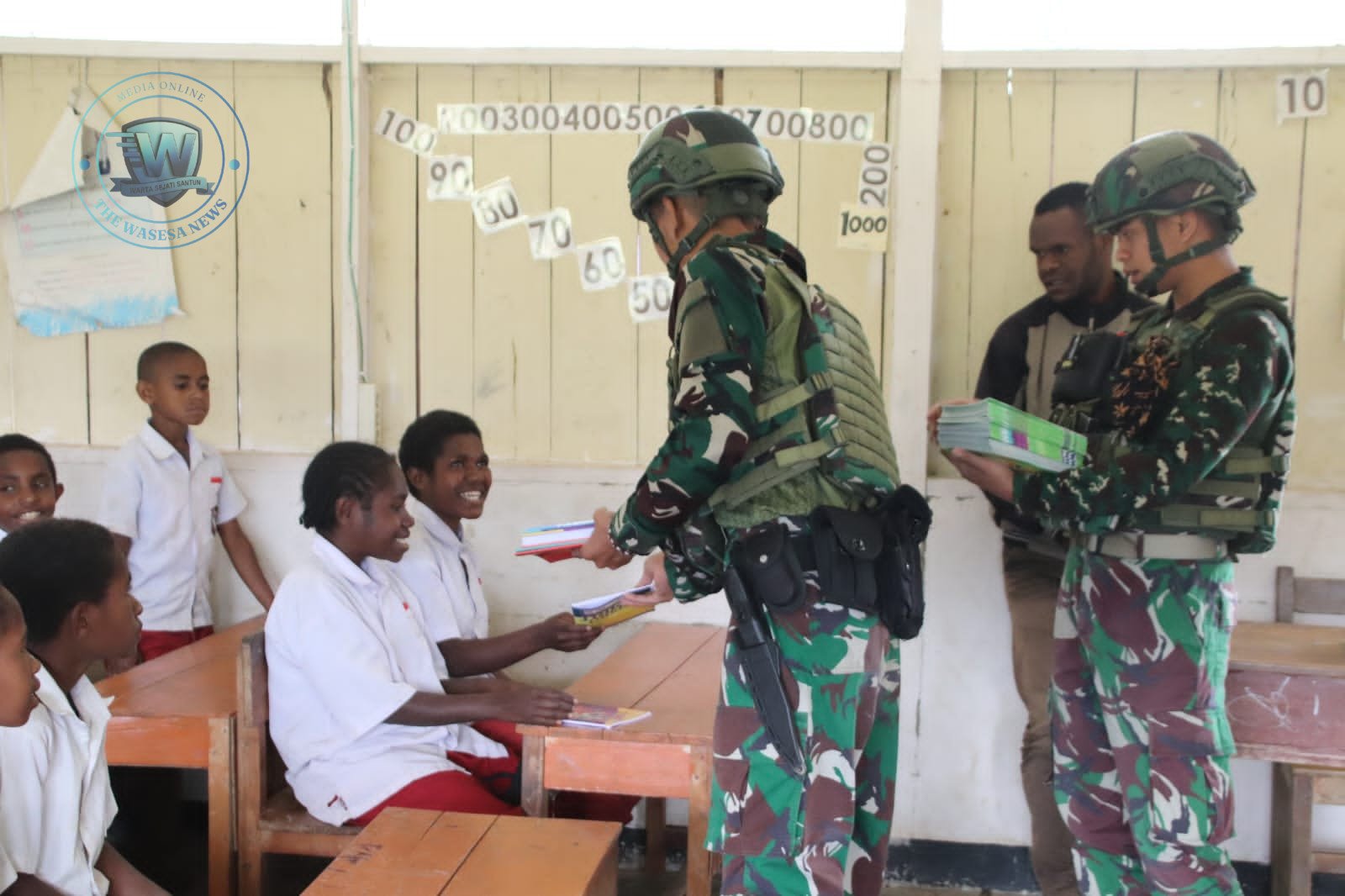 Prajurit Macan Kumbang Yonif 521 DY Beri Pendampingan Pendidikan bagi Anak-Anak di Distrik Walesi Papua. - thewasesanews.com
