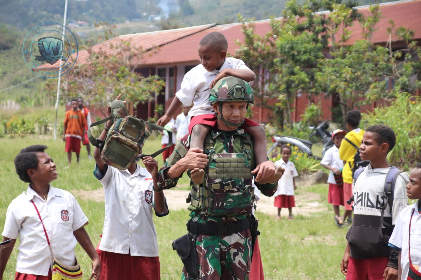 Prajurit Macan Kumbang Yonif 521 DY Beri Pendampingan Pendidikan bagi Anak-Anak di Distrik Walesi Papua. - thewasesanews.com