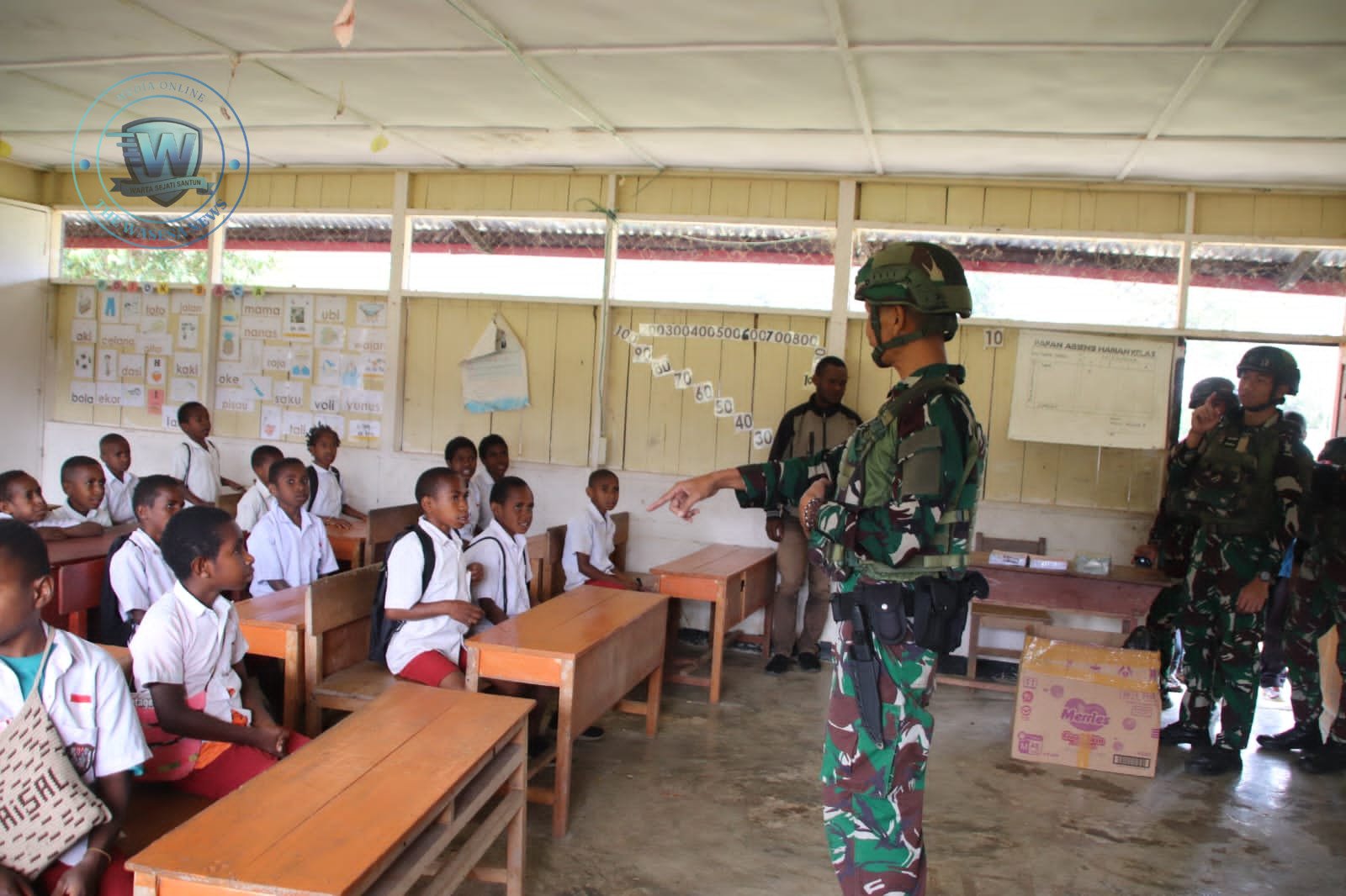 Prajurit Macan Kumbang Yonif 521 DY Beri Pendampingan Pendidikan bagi Anak-Anak di Distrik Walesi Papua. - thewasesanews.com