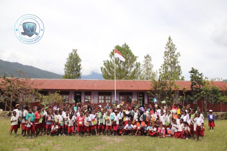 Prajurit Macan Kumbang Yonif 521 DY Beri Pendampingan Pendidikan bagi Anak-Anak di Distrik Walesi Papua. - thewasesanews.com