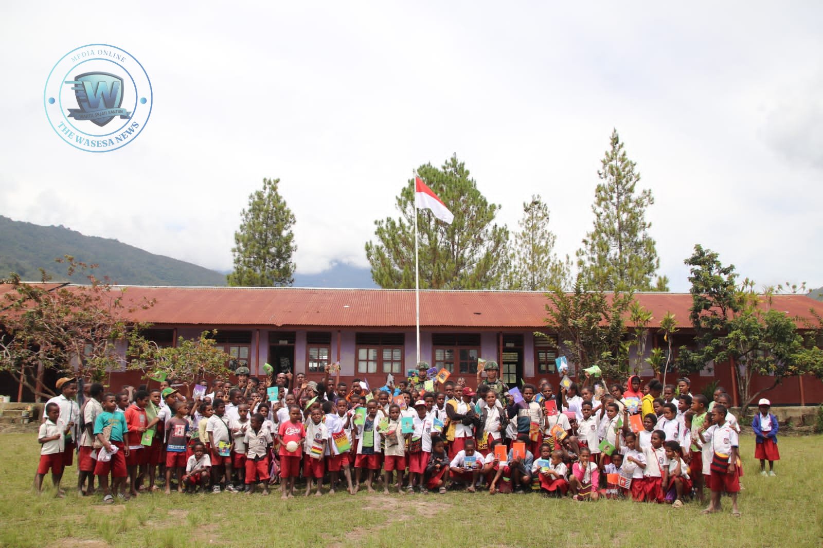 Prajurit Macan Kumbang Yonif 521 DY Beri Pendampingan Pendidikan bagi Anak-Anak di Distrik Walesi Papua. - thewasesanews.com