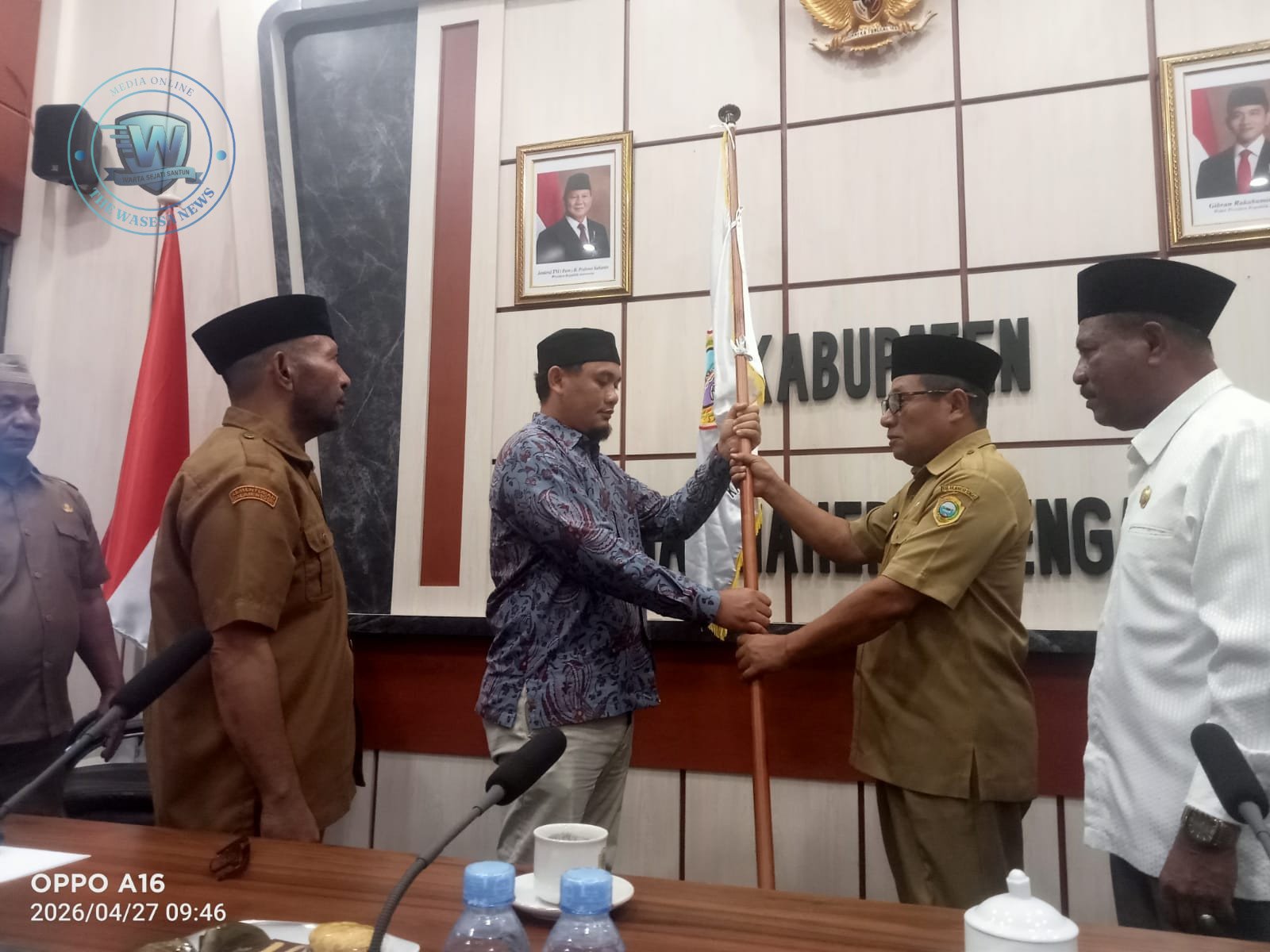 Pemkab Halmahera Tengah Lepas Rombongan Jamaah Haji 2026 Sekda Bahri Sudirman Serahkan Bendera Kontingen. - thewasesanews.com