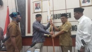 Pemkab Halmahera Tengah Lepas Rombongan Jamaah Haji 2026 Sekda Bahri Sudirman Serahkan Bendera Kontingen. - thewasesanews.com