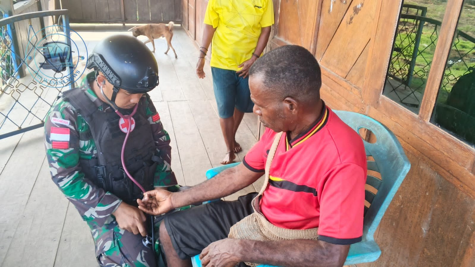 Prajurit Satgas Yonif 410/Alugoro saat memberikan pelayanan kesehatan gratis kepada warga di pedalaman Papua Barat. - thewasesanews.com