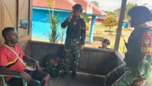 Prajurit Satgas Yonif 410/Alugoro saat memberikan pelayanan kesehatan gratis kepada warga di pedalaman Papua Barat. - thewasesanews.com