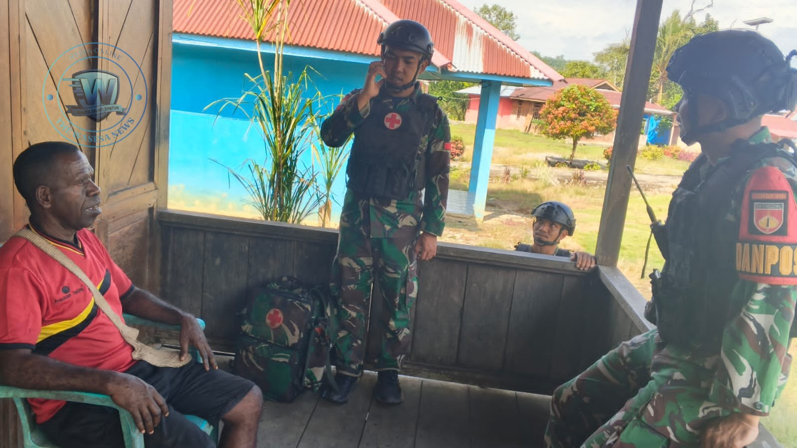 Prajurit Satgas Yonif 410/Alugoro saat memberikan pelayanan kesehatan gratis kepada warga di pedalaman Papua Barat. - thewasesanews.com