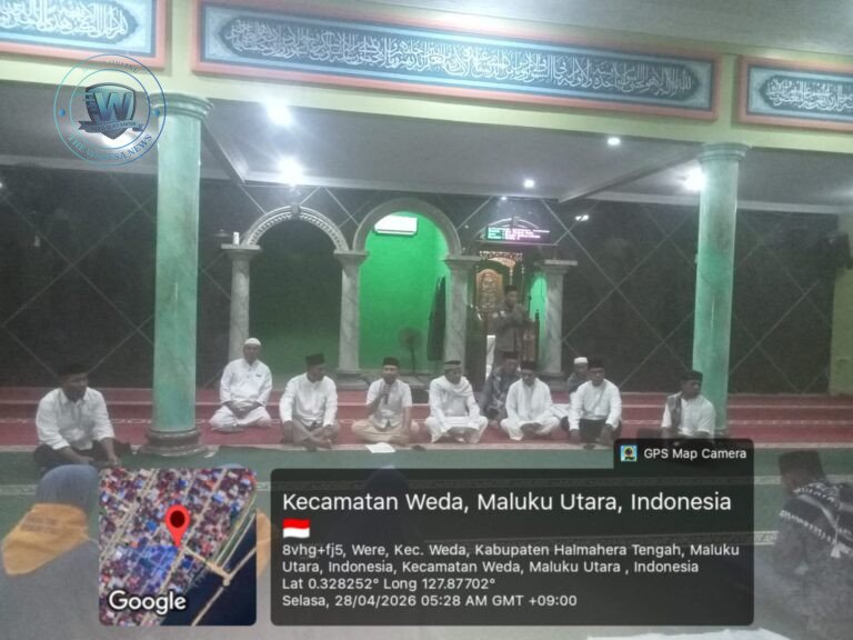 Suasana haru pelepasan jamaah haji Desa Were Halmahera Tengah diiringi suara azan dan isak tangis keluarga. - thewasesanews.com