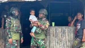 Prajurit Satgas Yonif 521/DY saat berbincang hangat dengan warga Distrik Apalapsili dalam kegiatan Komsos di Papua Pegunungan. - thewasesanews.com