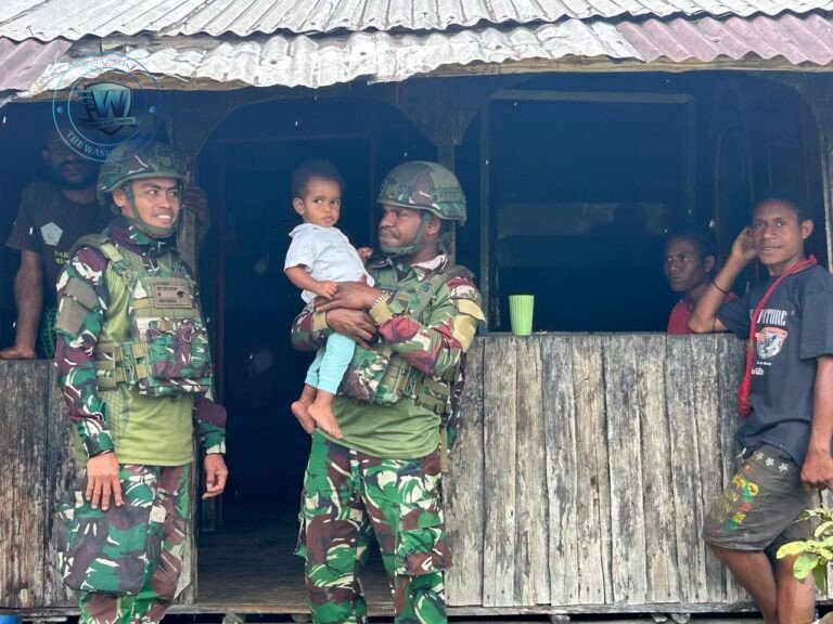Prajurit Satgas Yonif 521/DY saat berbincang hangat dengan warga Distrik Apalapsili dalam kegiatan Komsos di Papua Pegunungan. - thewasesanews.com