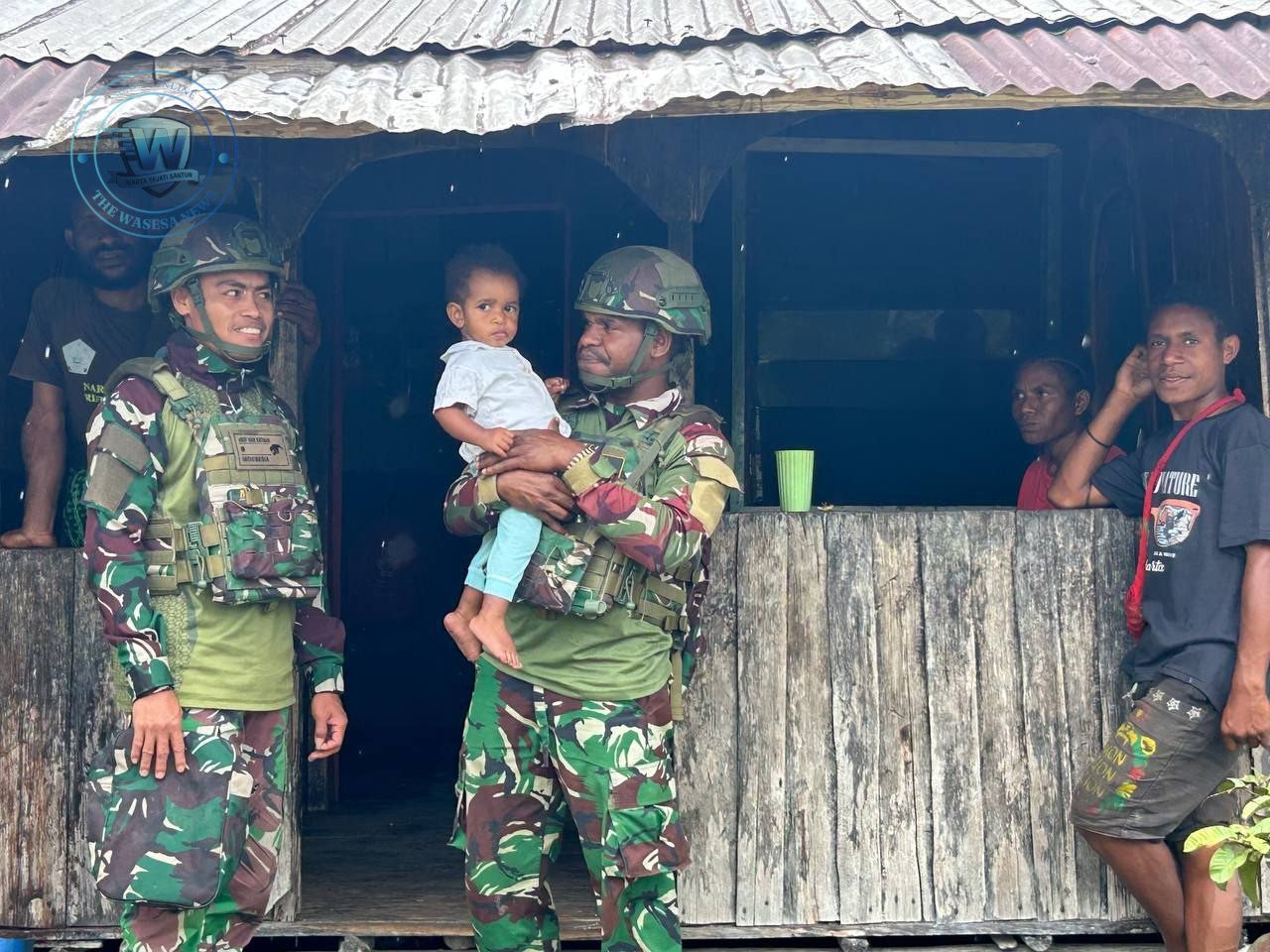 Prajurit Satgas Yonif 521/DY saat berbincang hangat dengan warga Distrik Apalapsili dalam kegiatan Komsos di Papua Pegunungan. - thewasesanews.com