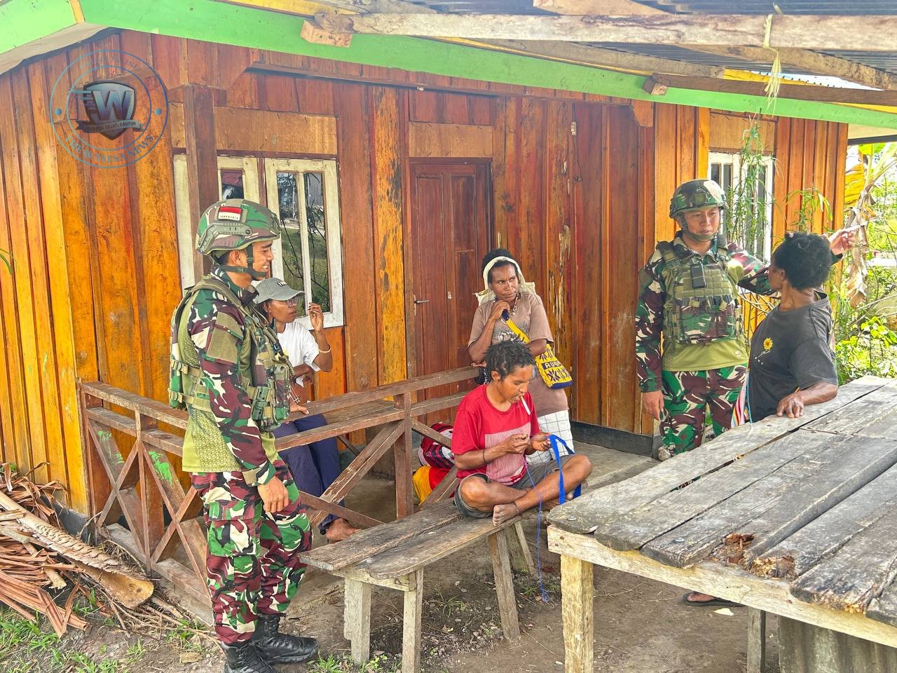 Prajurit Satgas Yonif 521/DY saat berbincang hangat dengan warga Distrik Apalapsili dalam kegiatan Komsos di Papua Pegunungan. - thewasesanews.com